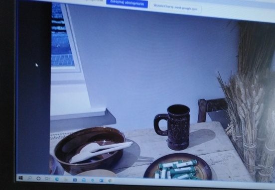 Zrzut z ekranu. Na stole stoją naczynia.
