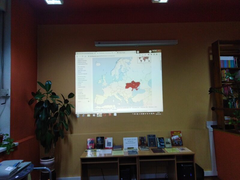Biblioteka pedagogiczna. Na głównym planie mapa Europy na ekranie z zaznaczoną na czerwono Ukrainą.