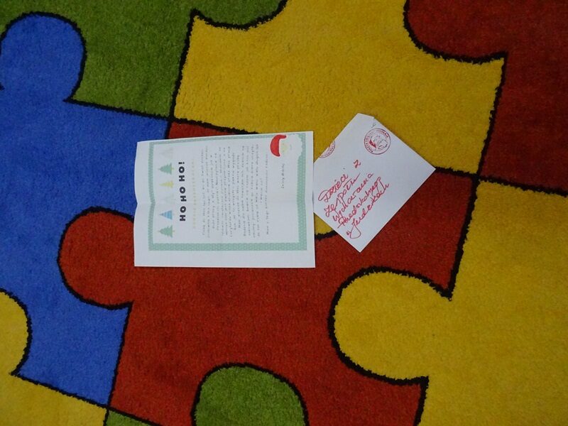 Sala przedszkolna. Na dywanie leży list od Mikołaja.