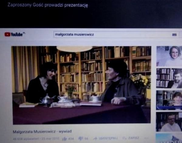 Zrzut z ekranu laptopa. Wywiad na Youtube z Małgorzatą Musierowicz. Wywiad na temat jej twórczości przeprowadza prowadząca zajęcia zdalne.