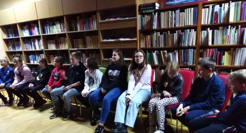 Biblioteka w Olecku. Uczestnicy spotkania siedzą na krzesłach.
