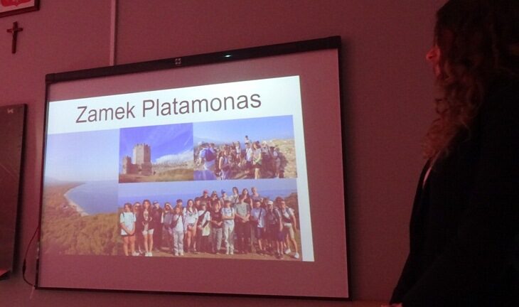 Sala lekcyjna. Uczennica stoi przy ekranie. Na ekranie slajd o nazwie: Zamek w Platamonas.