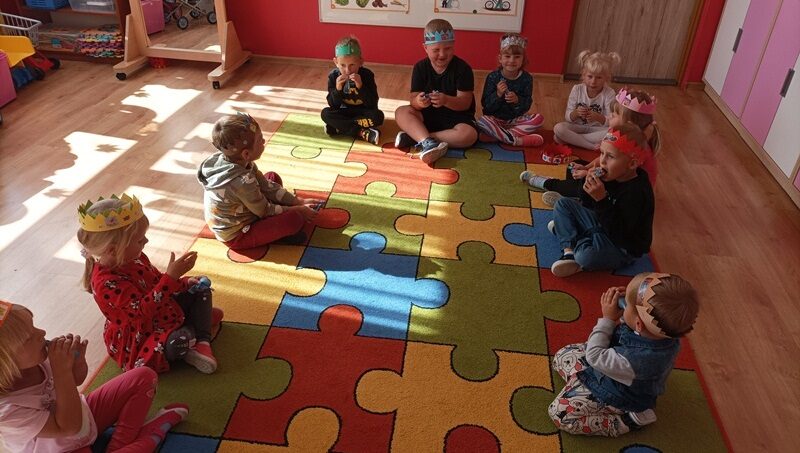 Sala dydaktyczna. Dzieci siedzą na dywanie.