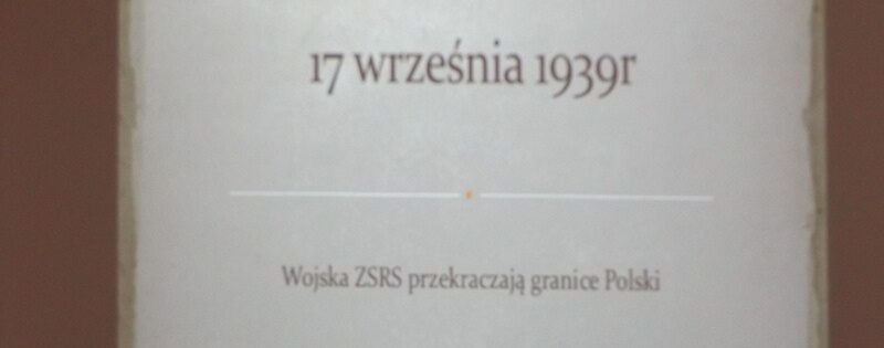 Slajd na tablicy interaktywnej. Na slajdzie informacja: 17 września 1939 roku. Wojska ZSRS przekraczają granice Polski.
