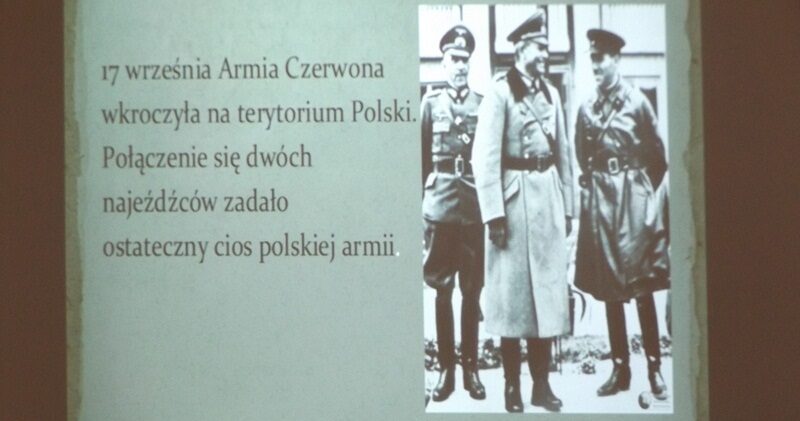 Slajd na tablicy interaktywnej. Na slajdzie informacja o wkroczeniu Armii Czerwonej do Polski w dniu 17 września.