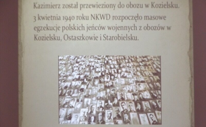 Slajd na tablicy interaktywnej. Na slajdzie informacja o obozie w Kozielsku, do którego trafił Kazimierz Nuszel.
