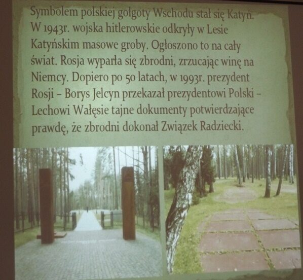 Slajd na tablicy interaktywnej. Na slajdzie informacja o Lesie Katyńskim i dwa zdjęcia.