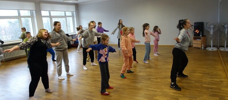 Sala taneczna. Uczniowie wykonują ćwiczenia taneczne.