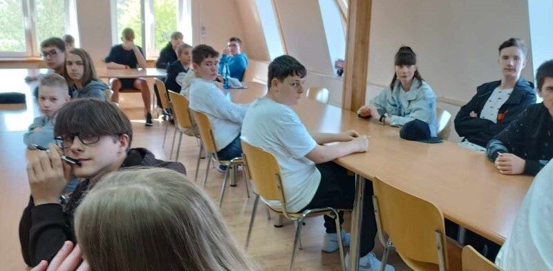 Sala dydaktyczna. Uczniowie siedzą przy stolikach.