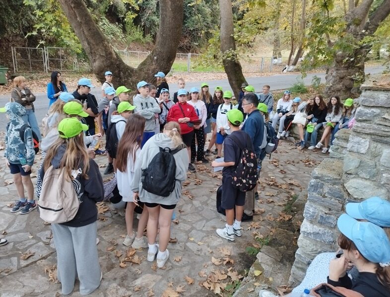 Platamonas. Uczniowie stoją przy źródle wody przed nauczycielem.